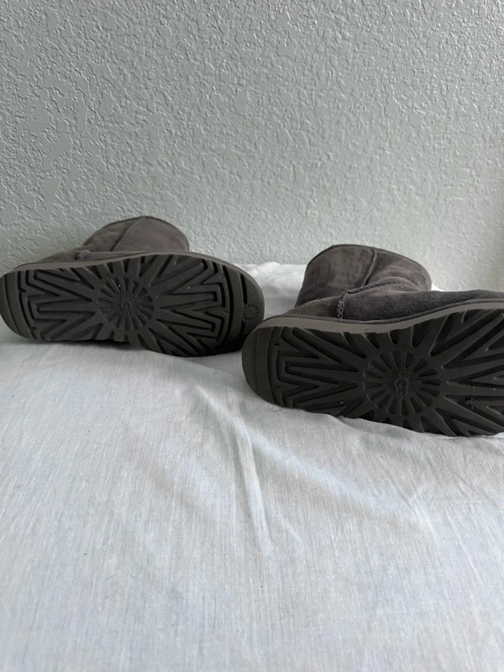 UGG Classic Short‎ Boots Gray Suede Sheepskin Lined Women’s Size 6